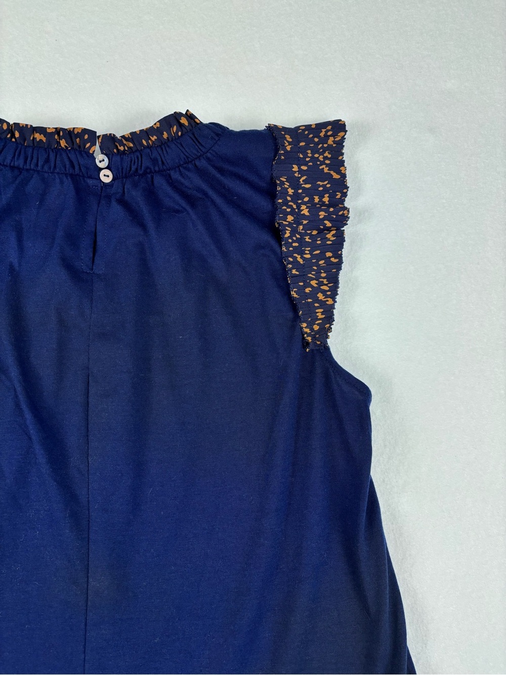 Betsey’s boutique Navy Sleeveless Ruffle Top with Printed Trim women’s M - Picture 3 of 5